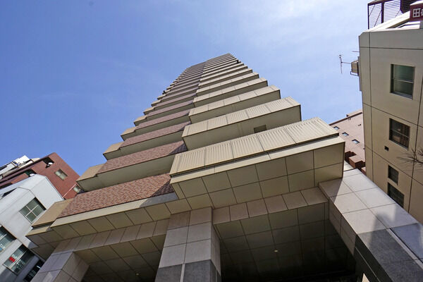 建物に入ると、吹き抜けの広々としたエントランスホールが広がります。	