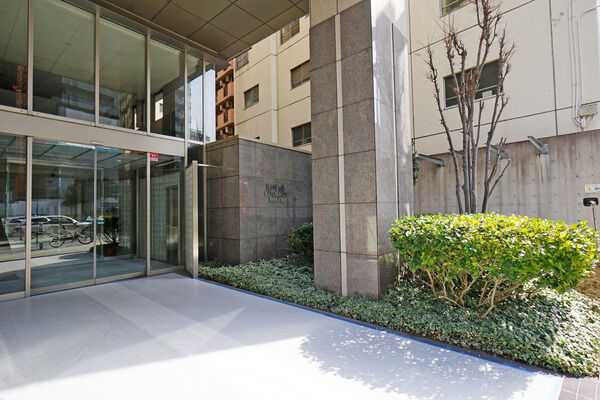 エントランスは低木の緑とガラス面が安心感と開放感を演出。		