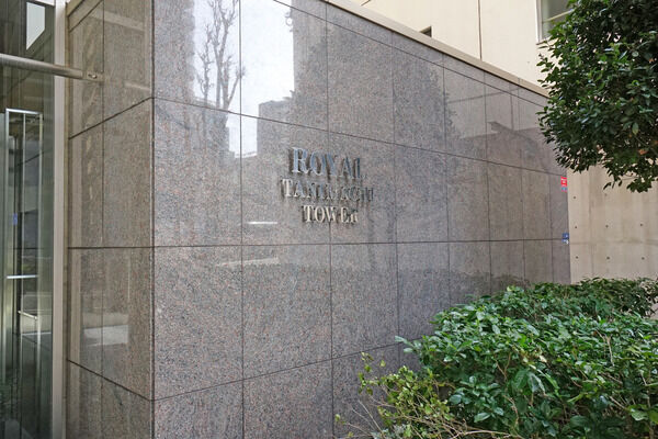 アプローチは重厚感ある石張りで、モダンなテイスト。		