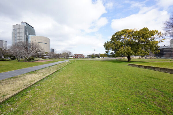 「難波宮跡公園」まで約800m（徒歩10分）。		