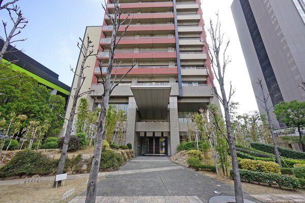 2階には天然温泉「四季の湯」。檜風呂と岩風呂、ふたつの浴場を備えています。		