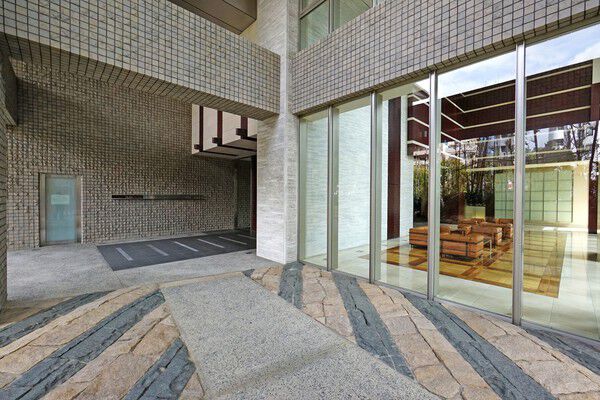 2層吹き抜けのエントランスホールは、石貼の床、木彫の壁面など自然の質感が魅力。		