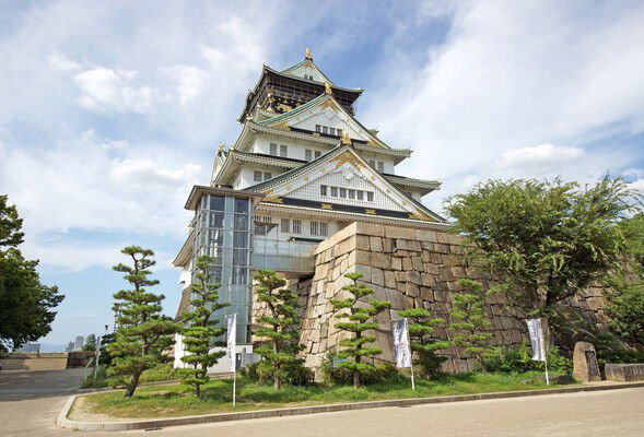 豊かな緑と四季の花々が天守閣を彩る「大阪城公園」まで約530m（徒歩7分）。		