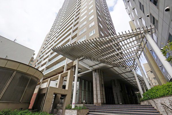 中央大通り側と南に抜けるアプローチがあります。