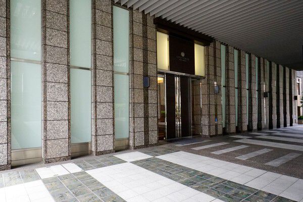 見通しの良いエントランスは、ホームセキュリティサービスを導入し安心をプラス。		