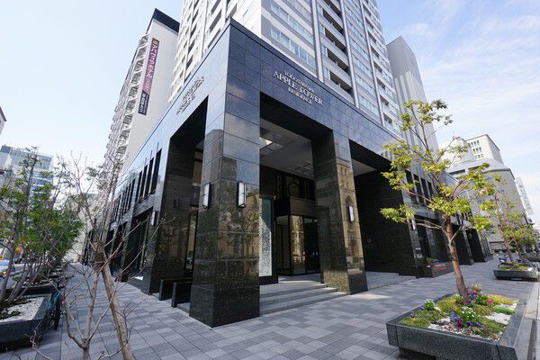 天然石の黒いツヤ感のあるエントランス。ホテルのようなラグジュアリー空間です。