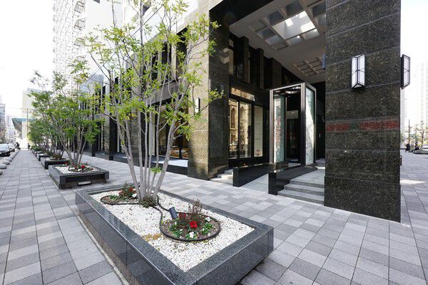 和をイメージする植栽は伝統とモダンの融合。安らげる空間を生み出します。