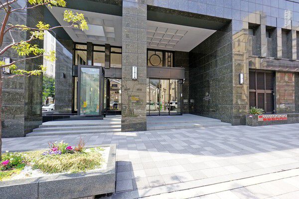 東側エントランスアプローチ。明るく光が差し込む空間は安心感を与えてくれます。 東側エントランスアプローチ。明るく光が差し込む空間は安心感を与えてくれます。