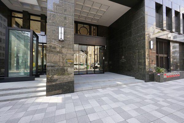 ガラス張りのエントランスと白い天井が、安心と開放感を与えて迎えてくれます。