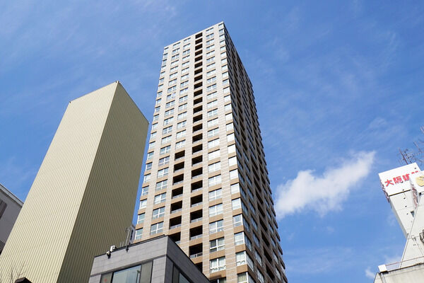 【アーバンライフ御堂筋本町タワー】大阪の大動脈「御堂筋」まで約130m、大阪の新たなランドマークとなっています。		