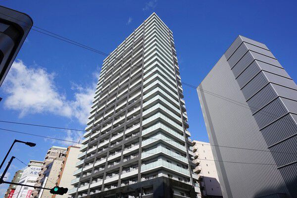 【エスリード長堀タワー】シックな白い壁面はベーシックでスリムな外観。大阪の街の眺望も楽しめます。		