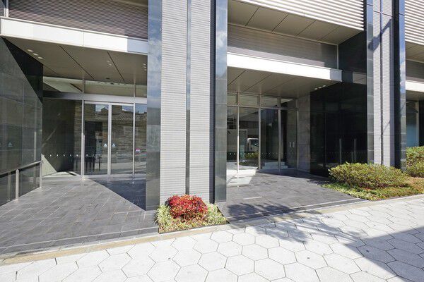 明るく開放的なエントランスは住まう人をお迎えする場所。和みと安心をプラス。