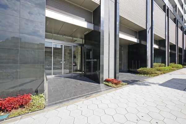 植栽が植えられ、落ち着きと安心感をあたえるエントランスに。