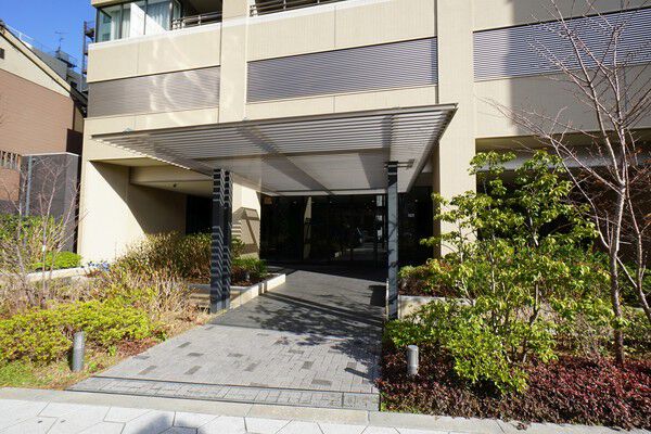 歩道から建物までアプローチを取ることで圧迫感を軽減。緑あふれる優しい空間に。		