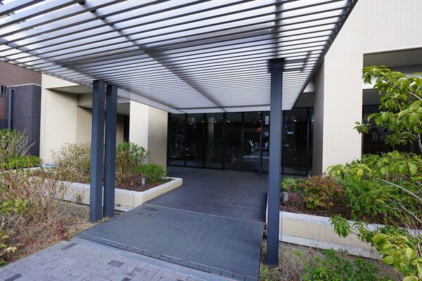 打ち水効果のある保水性舗装を採用。環境への配慮を兼ねたエコタワーマンション。		