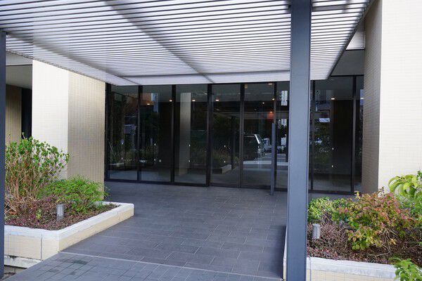 正面エントランス横には敷地内を通り熊野街道へ通じる路地が設置されています。		