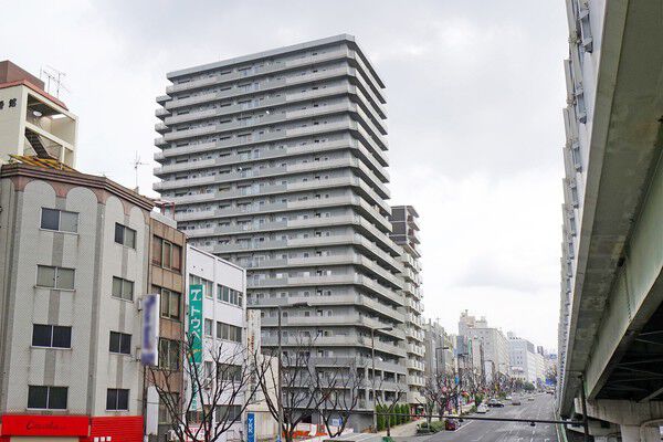 【ファミールKouzTower】グレーをベースにした落ち着いたカラーリングで洗練の暮らしを表現。		