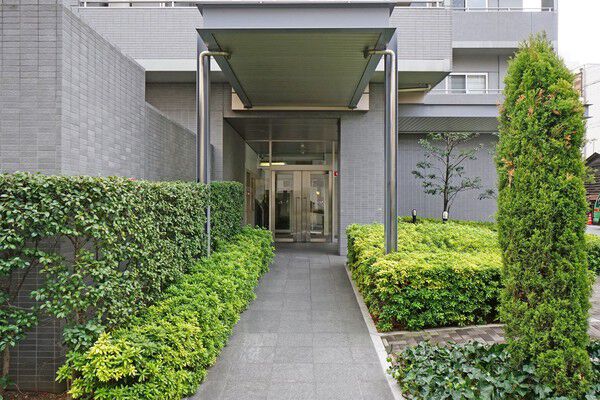 オートロックのエントランスが暮らしの安全を守ります。		