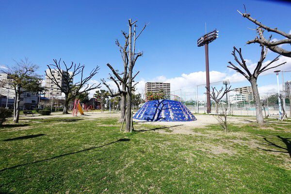 スポーツ公園として人気の「真田山公園」まで約1,900m（徒歩24分）。			