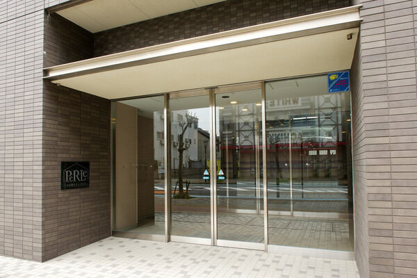 シンプルさの中に、洗練された品格を漂わせるエントランス。