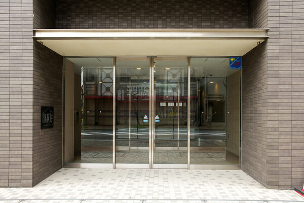 直線的なルーフとガラス張りのドアが、訪れる人をスマートにお迎えする。