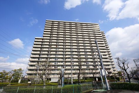 住戸の採光、通風と独立性をもたらす3棟構成の住棟配置。		