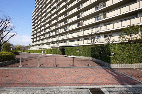 歩車分離設計で、安全性の高い動線を確保しています。		