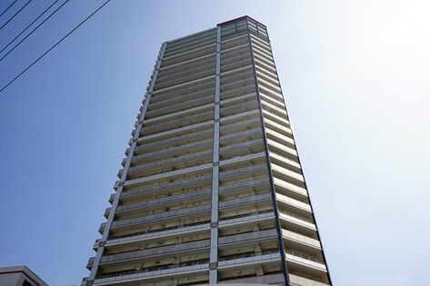 大地に立つフォーマルな白い灯台をイメージ。		