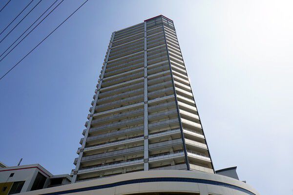 【サンメゾン北野田サンタワー】地上約100m、地上32階建の高層タワーマンション。		