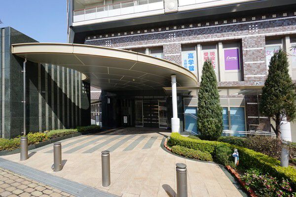 四季の彩り豊かな樹木が潤いを運ぶエントランス前。		