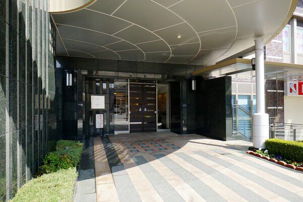 エントランスを一歩入ると、ギャラリーを配したアプローチ空間となっています。		