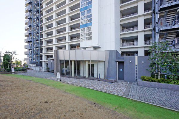 敷地内には、芝生を植えこんだグリーンテラスを配し、憩いのスペースを確保。		