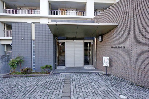 宅配ボックスが備えられているエントランス。		