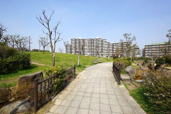 運動と憩いの公園「登美丘北公園」まで約690m（徒歩9分）。		