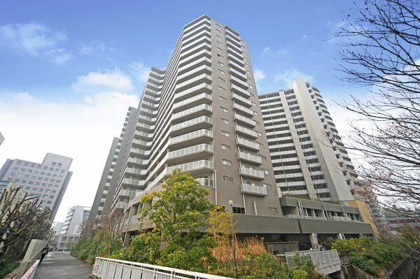 【ディーグラフォート千里中央】自然豊かな千里丘陵という立地が叶える、潤いと安らぎの邸宅。		