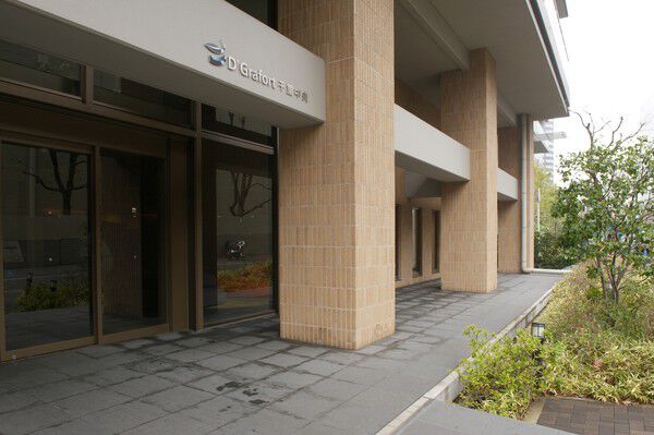 ホテルライクなエントランスアプローチは品格ある佇まい。		