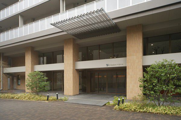 独特なルーフが印象的なエントランス。緑豊かな演出に心癒されます。		