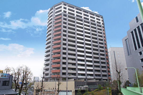 【千里中央アインス】シックなグレーを基調とした、総タイル仕上げの勇壮な外観。 【千里中央アインス】シックなグレーを基調とした、総タイル仕上げの勇壮な外観。