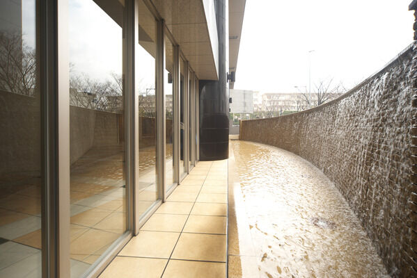 エントランスの側面に沿うカスケードガーデンに心癒される。		