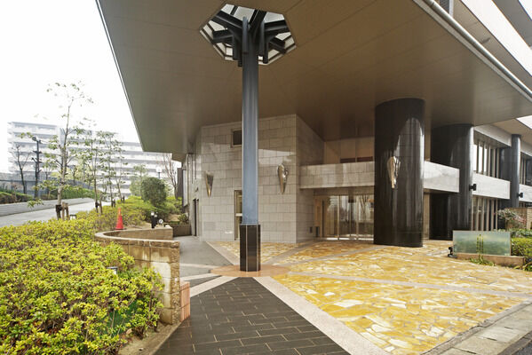 個性的なルーフと柱が洗練された都会の雰囲気を醸し出す優美なウェルカムテラス。