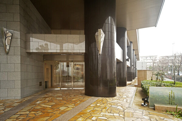 壁面と床面に天然石をふんだんに使用した優美なエントランス。		