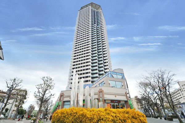 【メロード吹田一番館】1～3階の低層階は商業エリアとなり、居住スペースの間にセキュリティを配備。
