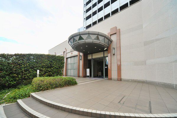 色鮮やかな植栽が訪れる人をエントランスまで導きます。