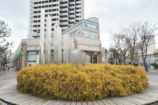 モニュメントと植栽の緑が鮮やかな印象を与える個性的なアプローチ。