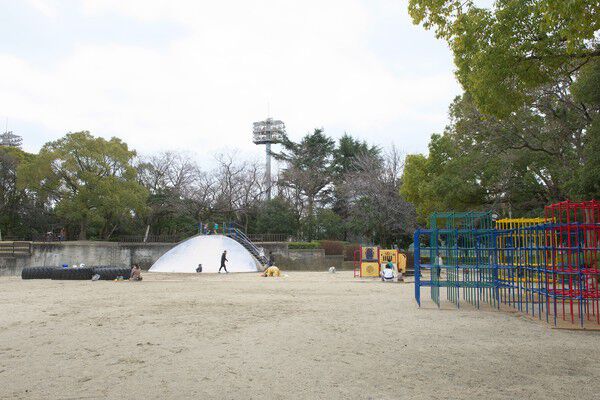 多彩な施設が設置された「中の島公園」は、約2,100m（徒歩26分）。