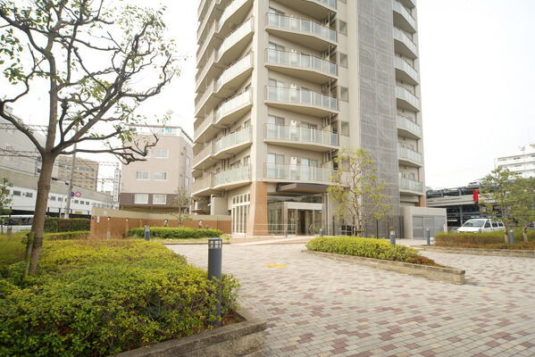 雨の日のお出かけや荷物の積み下ろしに便利。ホテルライクな車寄せラウンジ。		