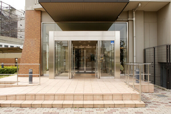 インターロッキングを抜け、透明感溢れるエントランスをくぐるときめき。		