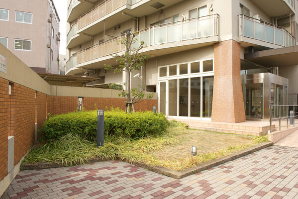 芝生と緑とインターロッキングが毎日の生活のリズムを靴音と共に刻むアプローチ。		