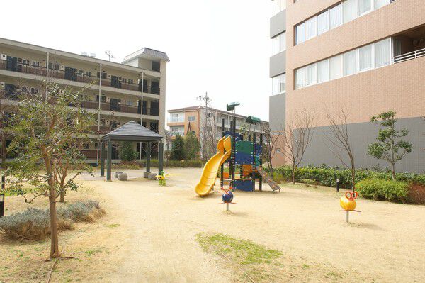 敷地内の公園「サンシャイン・パーク」は遊具を取り揃え、子供たちの元気を育みます。