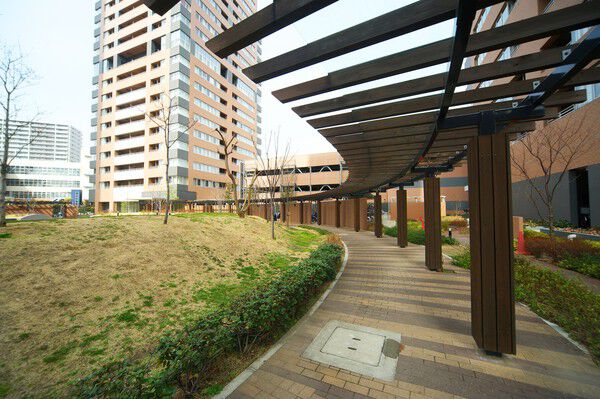 「サンマークだいにち」を巡る遊歩道。足元には色鮮やかな「フラワー・ガーデン」。		